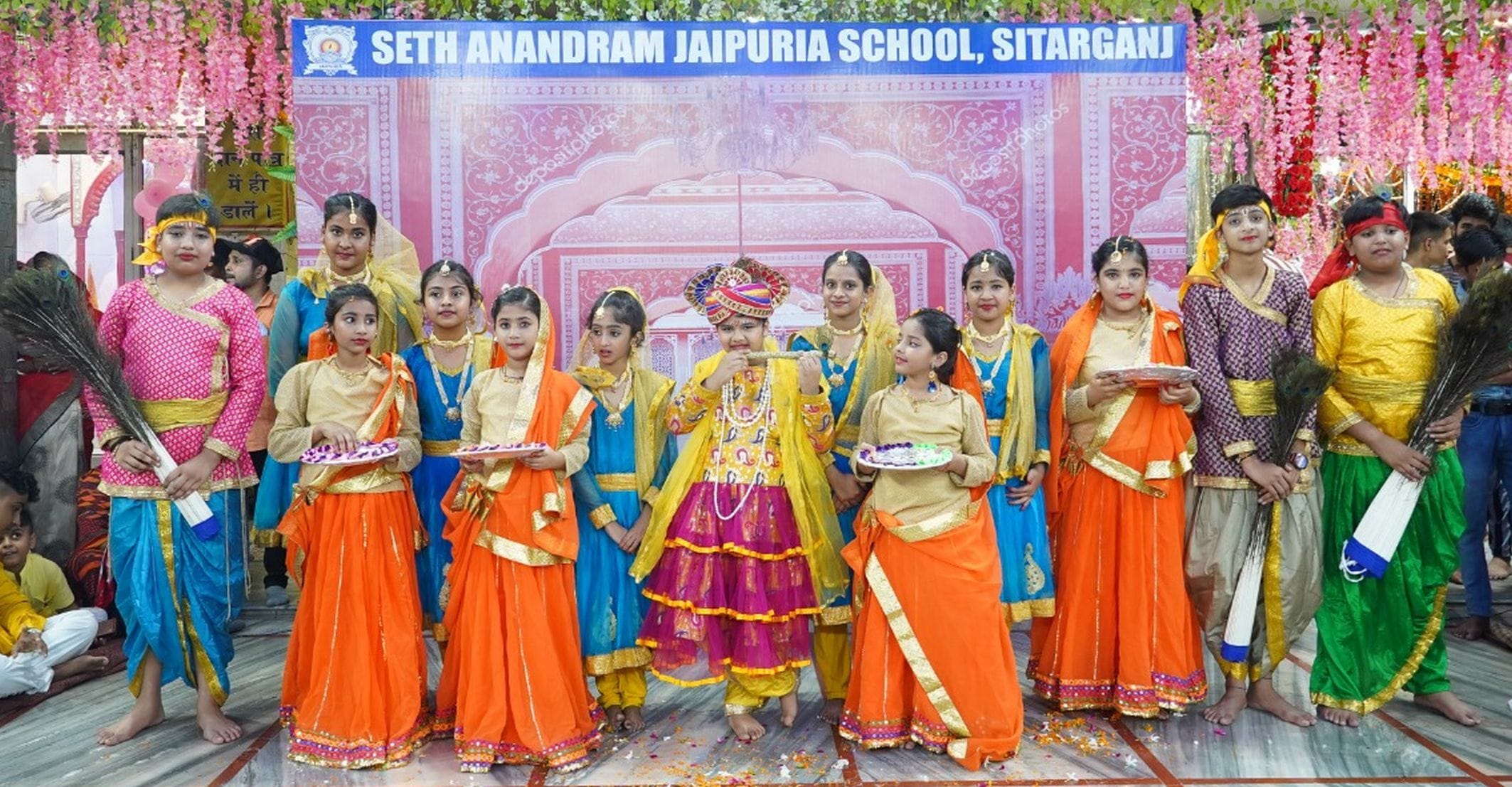 सितारगंज के श्री सनातन धर्म मंदिर में आयोजित जन्मोत्सव में कार्यक्रम पेश करते बच्चे। सितारगंज के श्री सनातन धर्म मंदिर में आयोजित जन्मोत्सव में कार्यक्रम पेश करते बच्चे।