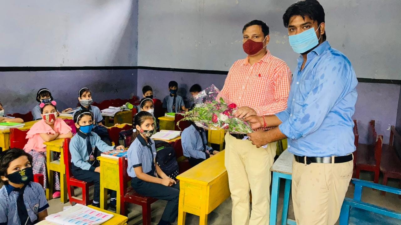 कैराना में सेंटआरसी स्कूल में कक्षा 1 से कक्षा 5 तक के बच्चो के आने पर फुलो से स्वागत करते स्टाफ कैराना में सेंटआरसी स्कूल में कक्षा 1 से कक्षा 5 तक के बच्चो के आने पर फुलो से स्वागत करते स्टाफ