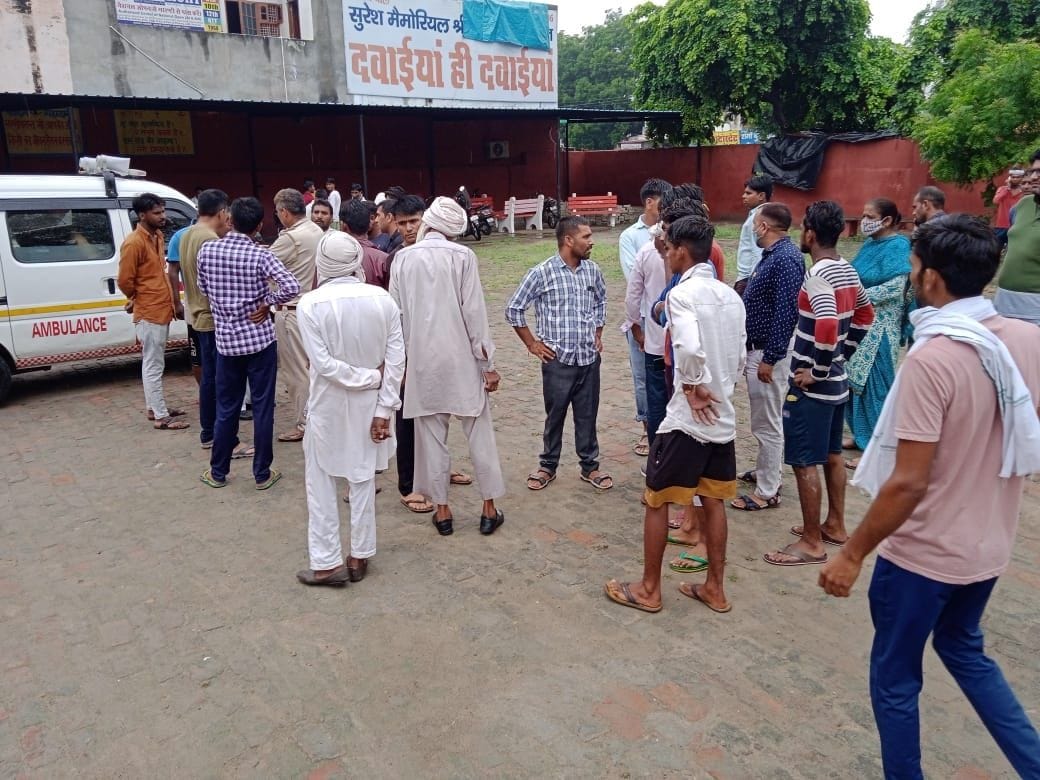 नागरिक अस्पताल में मृतकों के शवों का पोस्टमार्टम करवाने पहुंचे परिजन और ग्रामीण। संवाद नागरिक अस्पताल में मृतकों के शवों का पोस्टमार्टम करवाने पहुंचे परिजन और ग्रामीण। संवाद