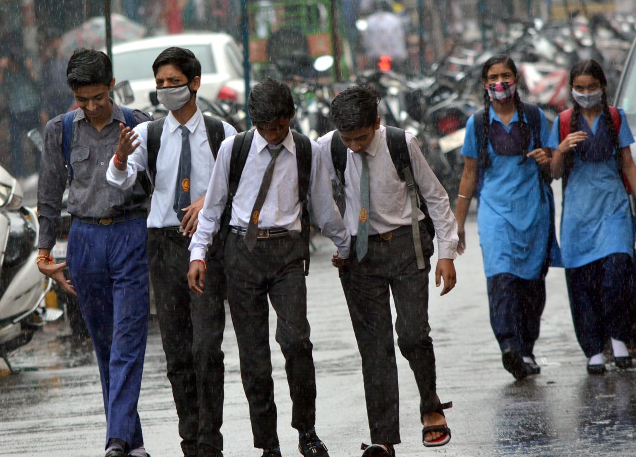 मुजफ्फरनगर में रिमझिम बारिश में स्कूल से वापस जाते विद्यार्थी। मुजफ्फरनगर में रिमझिम बारिश में स्कूल से वापस जाते विद्यार्थी।