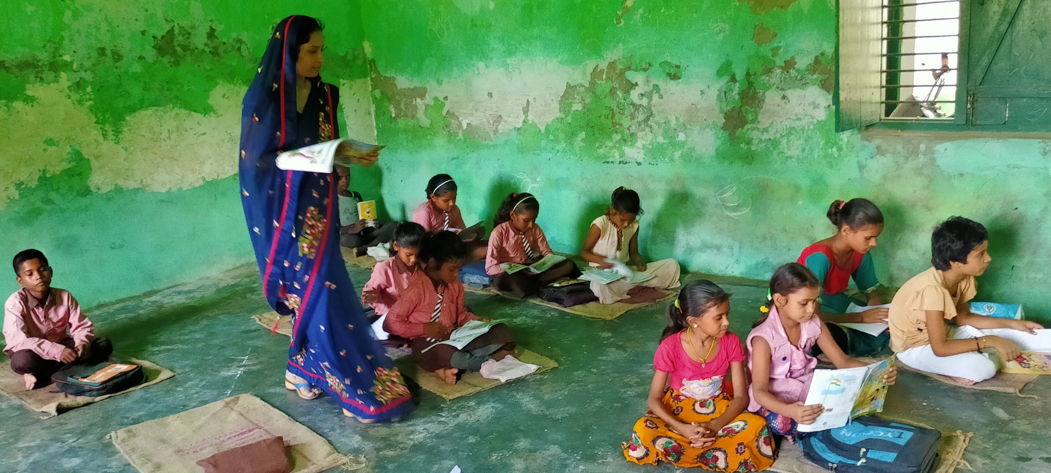 हरैया ब्लाक के हाजीपुर प्राथमिक विद्यालय पर पढ़ाई करते बच्चें। हरैया ब्लाक के हाजीपुर प्राथमिक विद्यालय पर पढ़ाई करते बच्चें।