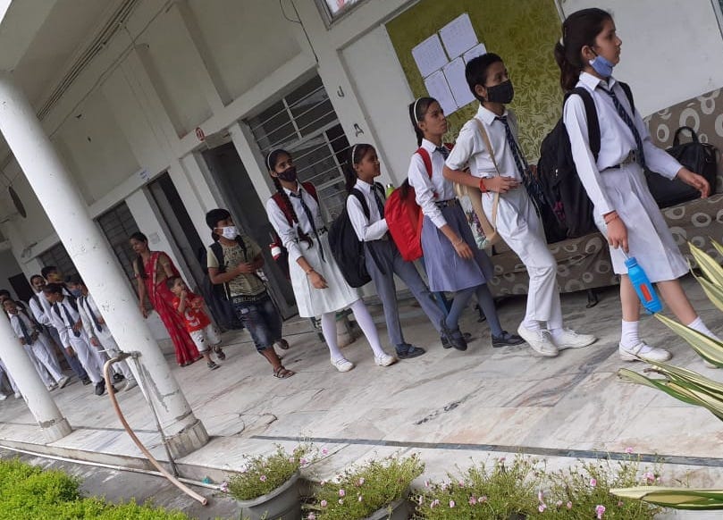 झिंझाना एसडीएस विद्यालय में जाते छात्र छात्राएं झिंझाना एसडीएस विद्यालय में जाते छात्र छात्राएं
