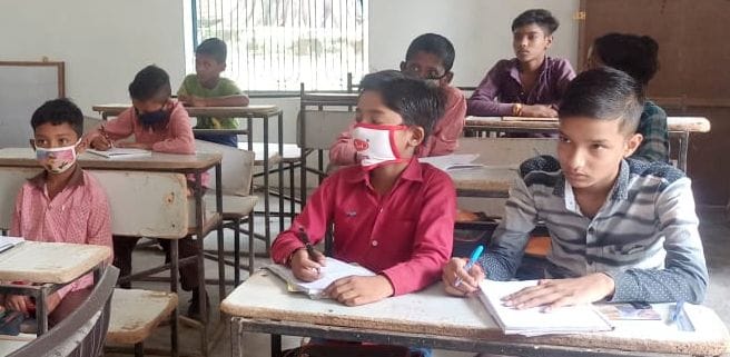 कई माह बाद स्कूल पहुंचे तो यूईआरसी के प्राथमिक विद्यालय में सोशल डिस्टेंस के साथ बैठे छात्र छात्? कई माह बाद स्कूल पहुंचे तो यूईआरसी के प्राथमिक विद्यालय में सोशल डिस्टेंस के साथ बैठे छात्र छात्?