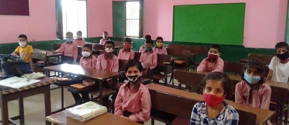 शामली आर्दश प्राथमिक विद्यालय लांक नम्बर 1पढाई करते बच्चे शामली आर्दश प्राथमिक विद्यालय लांक नम्बर 1पढाई करते बच्चे
