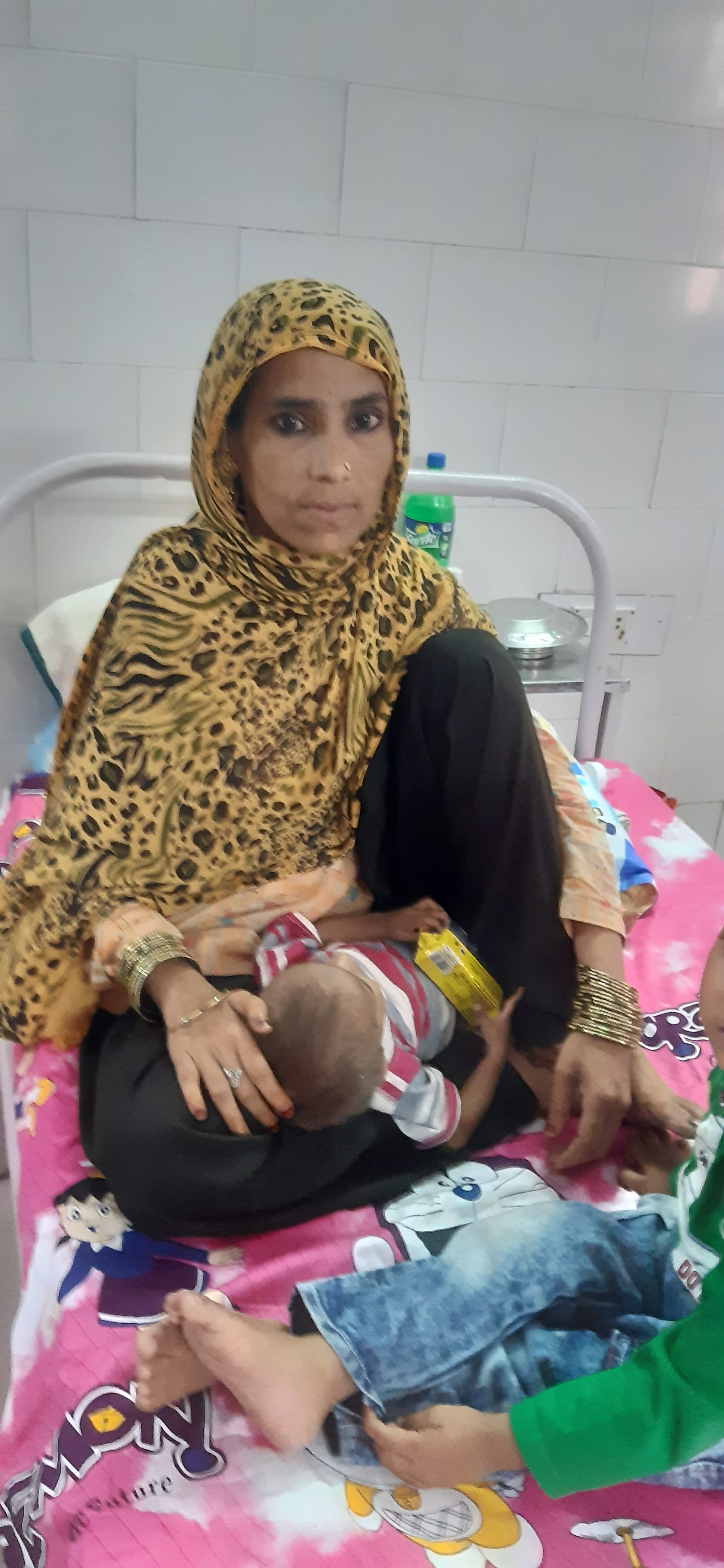 जिला अस्पताल में बने पोषण पुनर्वास केंद्र में कुपोषित बच्चे के साथ उसकी मां शहनाज जिला अस्पताल में बने पोषण पुनर्वास केंद्र में कुपोषित बच्चे के साथ उसकी मां शहनाज