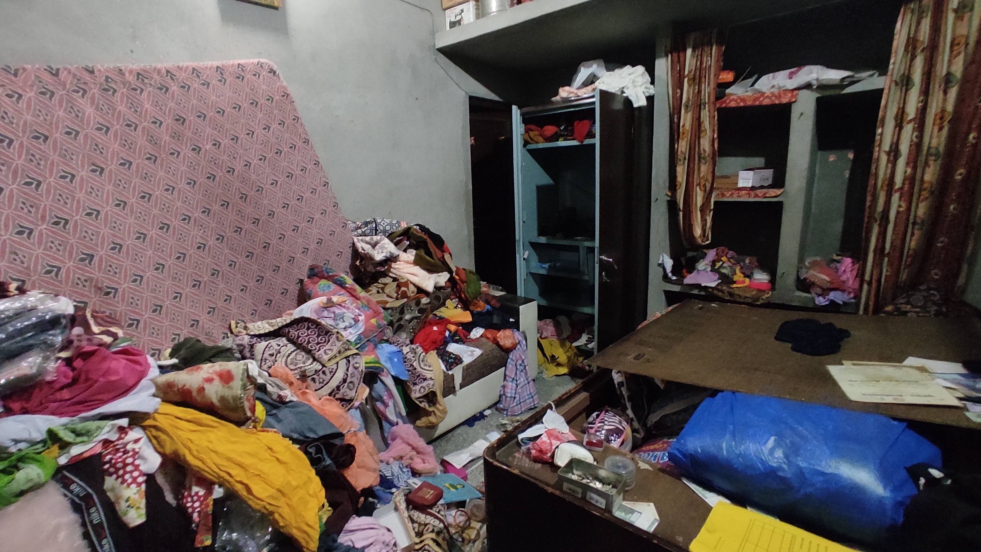 सतीश कॉलोनी में चोरी की वारदात के बाद बिखरा सामान। सतीश कॉलोनी में चोरी की वारदात के बाद बिखरा सामान।