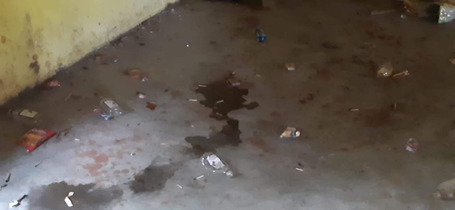 मिलन केंद्र में पड़ी शराब की बोतलें और गंदगी मिलन केंद्र में पड़ी शराब की बोतलें और गंदगी