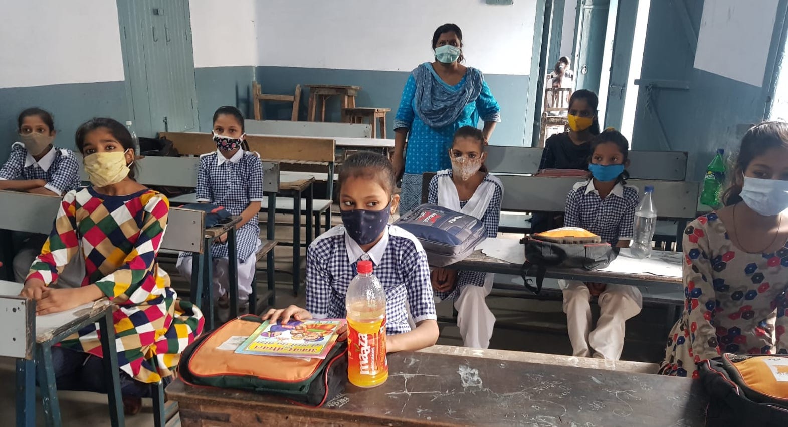 शामली जैन कन्या इन्टर कॉलेज में पढाई करती छात्राएं शामली जैन कन्या इन्टर कॉलेज में पढाई करती छात्राएं