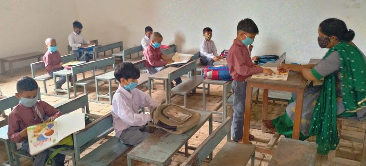 चौसाना प्राथमिक स्कूल में पढाई करते बच्चे चौसाना प्राथमिक स्कूल में पढाई करते बच्चे