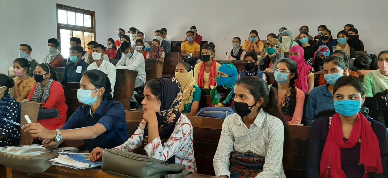 खतौली कालिज में आयेजित कार्यक्रम में उपस्थित छात्राएं। खतौली कालिज में आयेजित कार्यक्रम में उपस्थित छात्राएं।