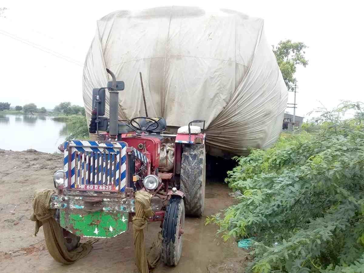 मलार गांव के खेत के कच्चे रास्ते में फंसी ट्रैक्टर-ट्रॉली, जिससे हादसा हुआ। संवाद