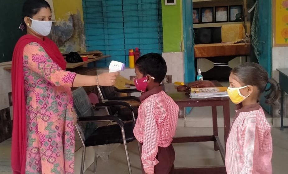 शामली के प्राथमिक स्कूल नम्बर 1 में बच्चो को थर्मलस्कैनिक करती शिक्षिका शामली के प्राथमिक स्कूल नम्बर 1 में बच्चो को थर्मलस्कैनिक करती शिक्षिका