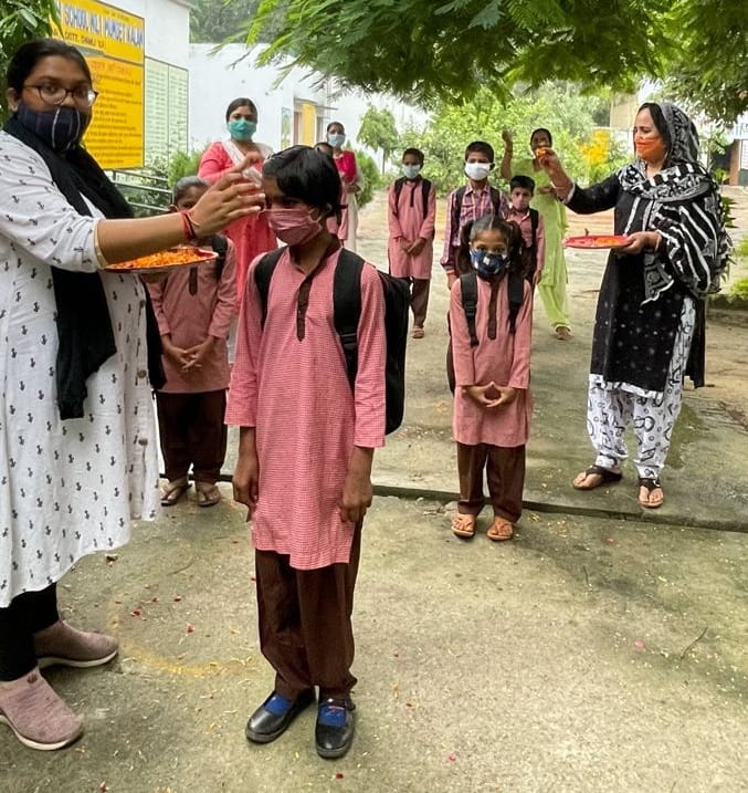 शामली प्राथमिक स्कूल मुडेंट में बच्चो को स्वागत करती शिक्षिकाएं शामली प्राथमिक स्कूल मुडेंट में बच्चो को स्वागत करती शिक्षिकाएं