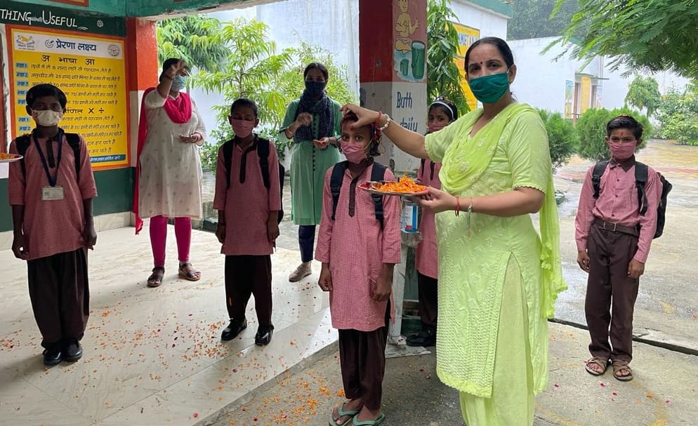 शामली प्राथमिक स्कूल मुडेंट में बच्चो को स्वागत करती शिक्षिकाएं शामली प्राथमिक स्कूल मुडेंट में बच्चो को स्वागत करती शिक्षिकाएं