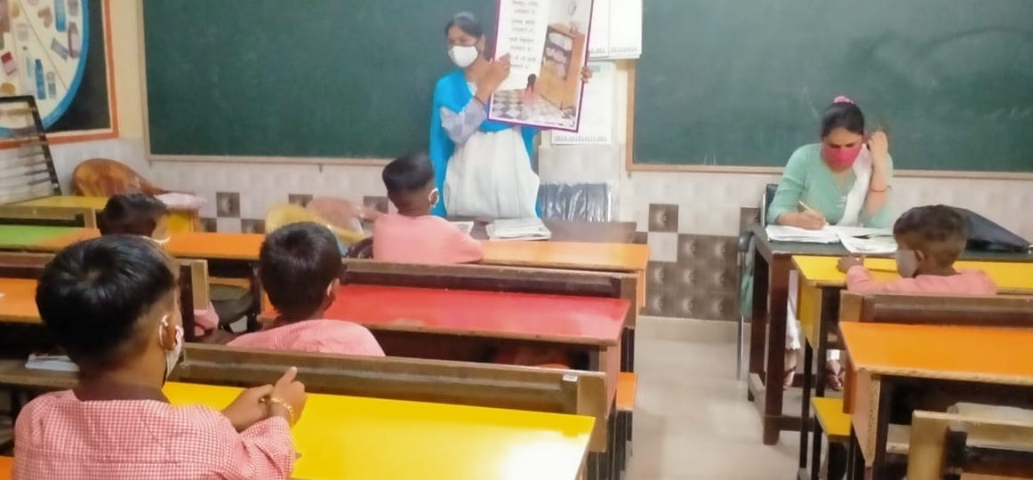 शामली के गांव खेडी करमू प्राथमिक स्कूल में पढते बच्चे शामली के गांव खेडी करमू प्राथमिक स्कूल में पढते बच्चे