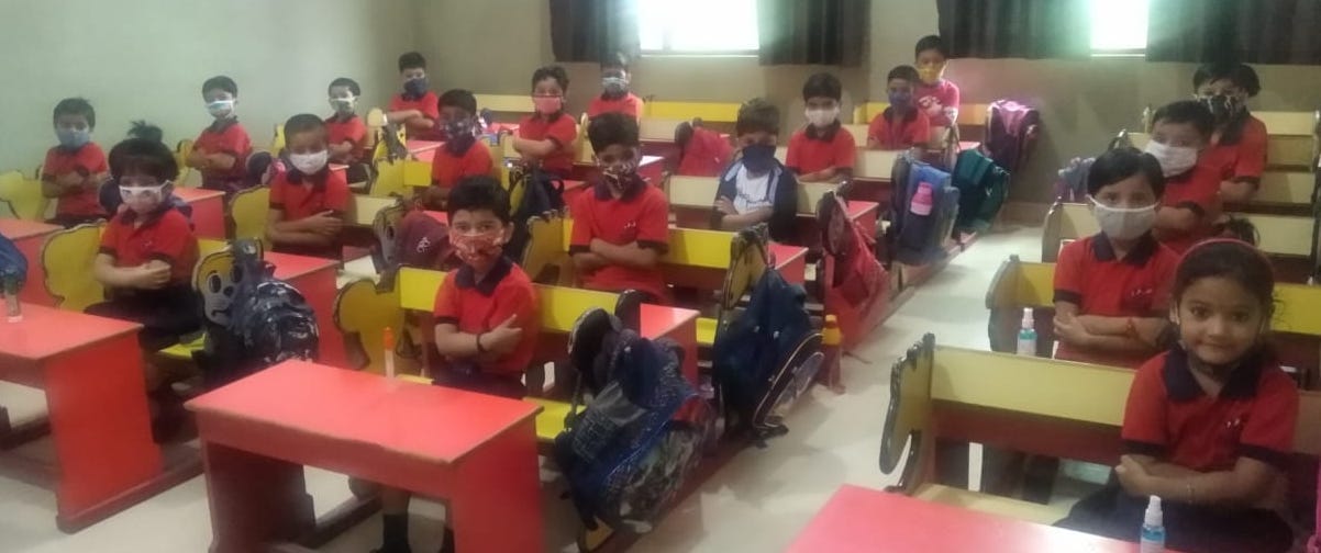 शामली स्कॉटिंस स्कूल में पढाई करते बच्चे शामली स्कॉटिंस स्कूल में पढाई करते बच्चे