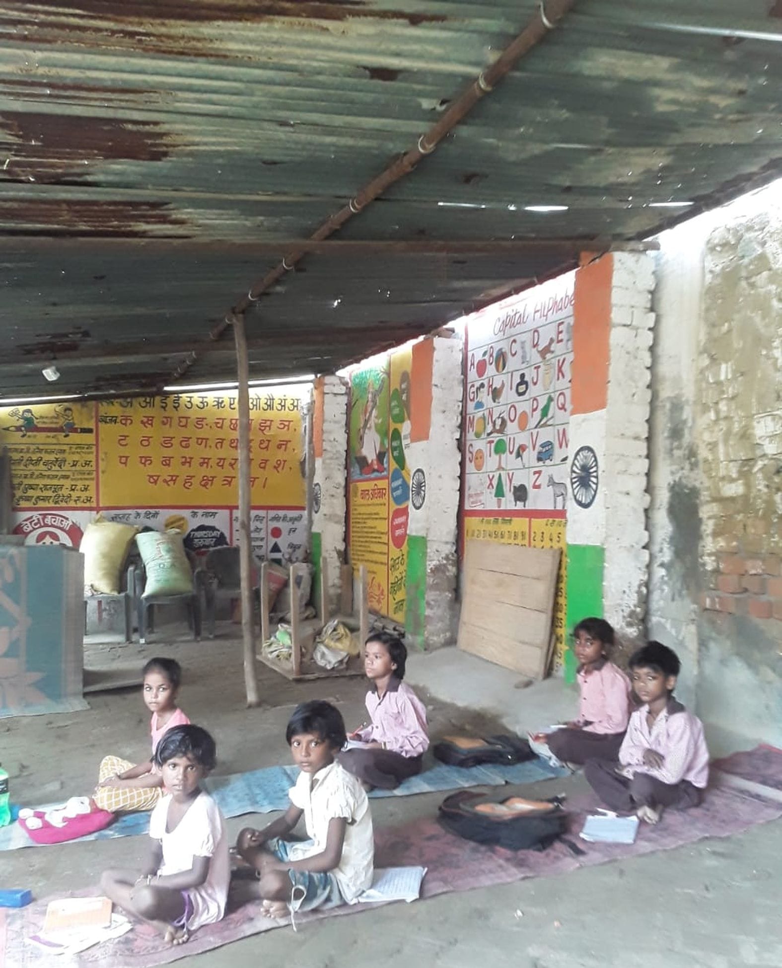 प्राथमिक विद्यालय तलैया फजल इमाम में जर्जर टिनशेड के नीचे बैठे बच्चे। संवाद प्राथमिक विद्यालय तलैया फजल इमाम में जर्जर टिनशेड के नीचे बैठे बच्चे। संवाद