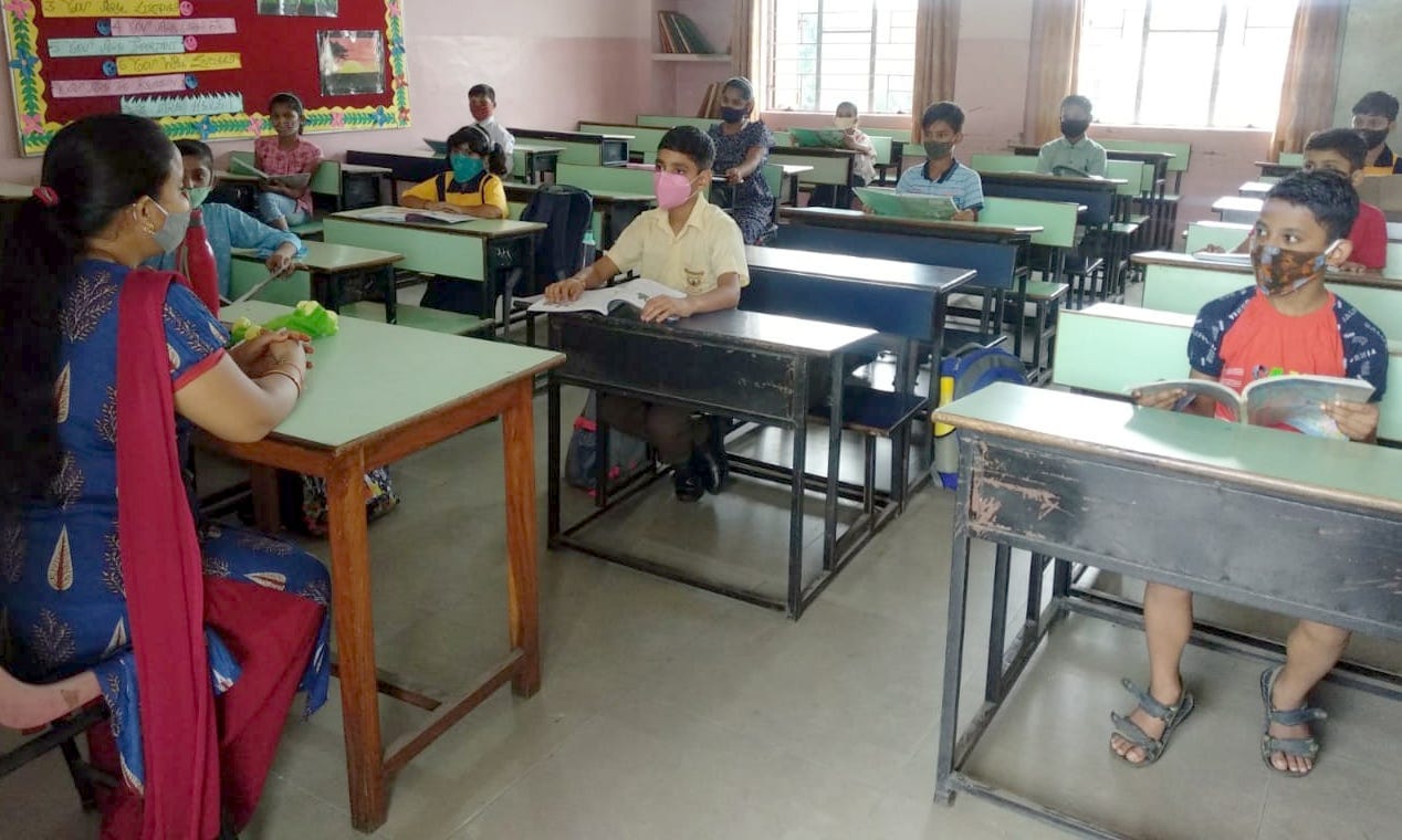 शामली सिलवर वेल्स स्कूल में पढाई करते बच्चे शामली सिलवर वेल्स स्कूल में पढाई करते बच्चे