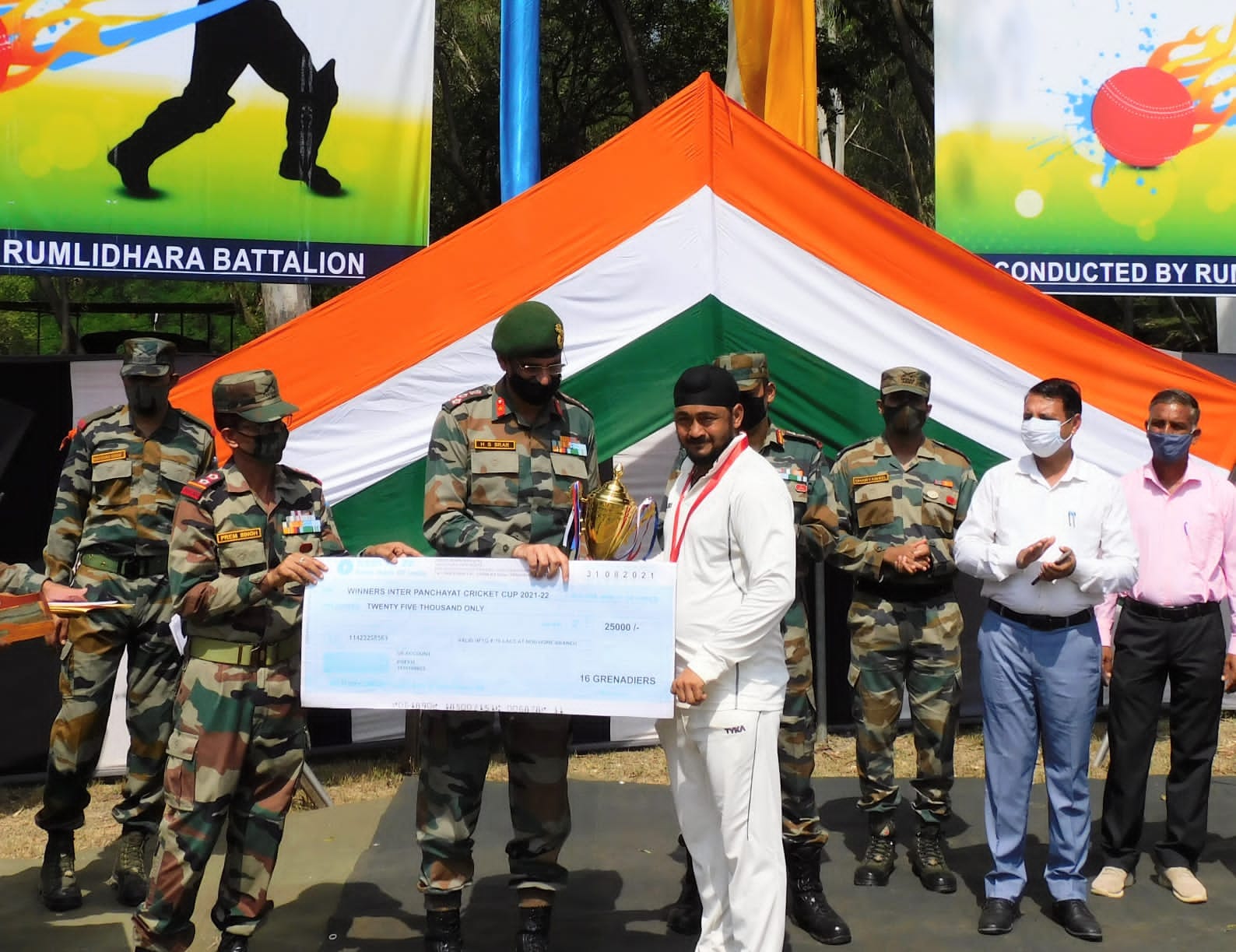 नौशेरा तहसील के खिलाडिओ को नगद पुरस्कार व मेडल देते हुए सैन्य अधिकरी