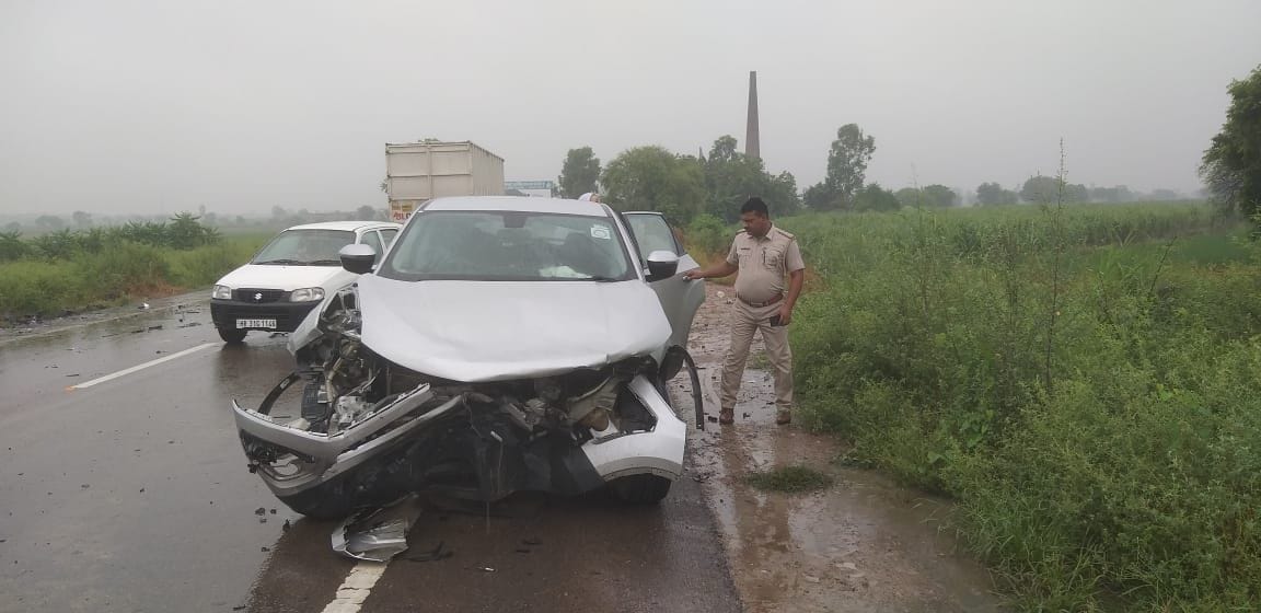 घटनास्थल पर दुर्घटनाग्रस्त गाड़ी।