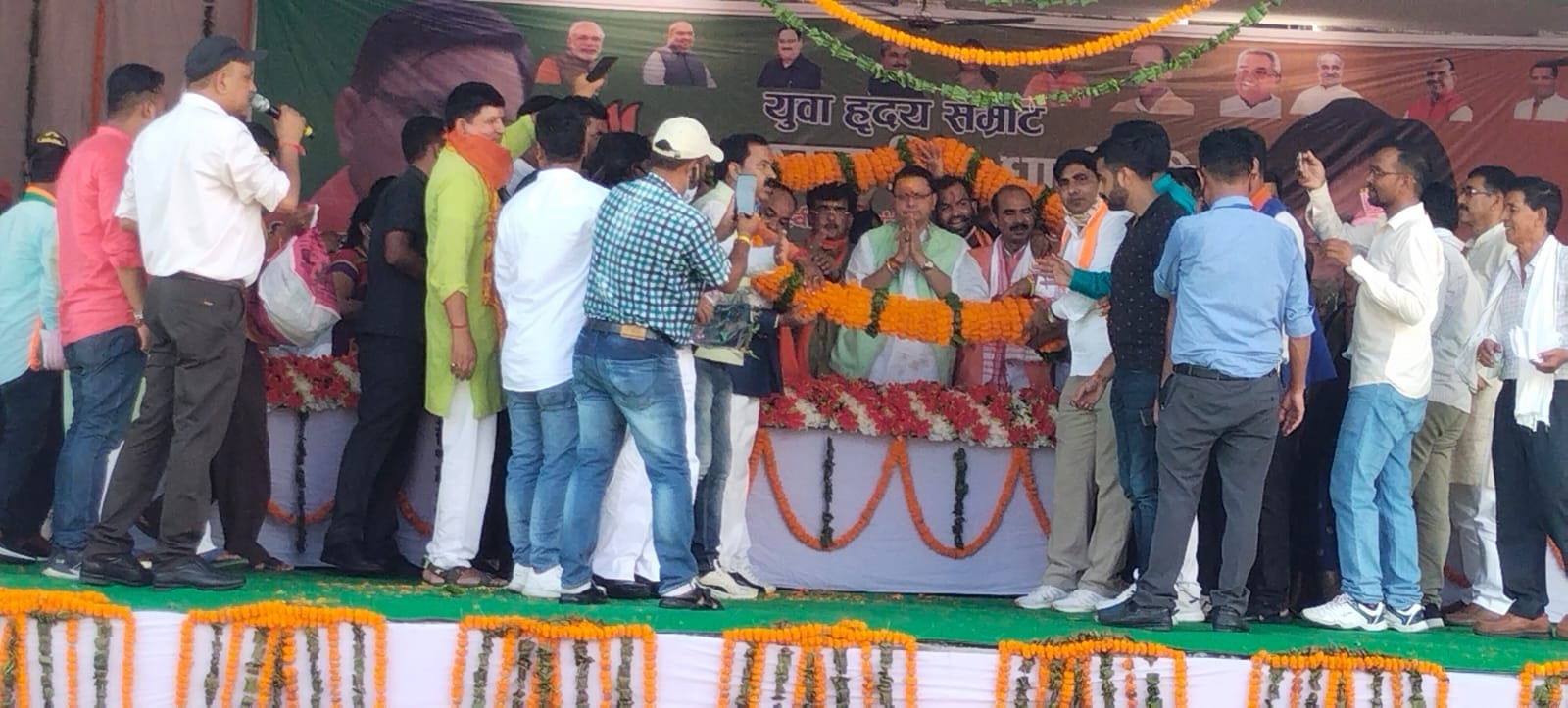 टनकपुर में पुष्प माला से मुख्यमंत्री पुष्कर सिंह धामी का स्वागत करते भाजपा कार्यकर्ता।