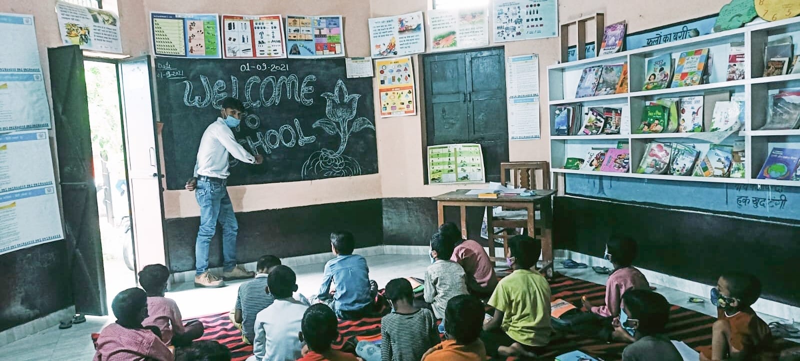 जलालाबाद प्राथमिक स्कूल बच्चो को पढाता शिक्षक जलालाबाद प्राथमिक स्कूल बच्चो को पढाता शिक्षक
