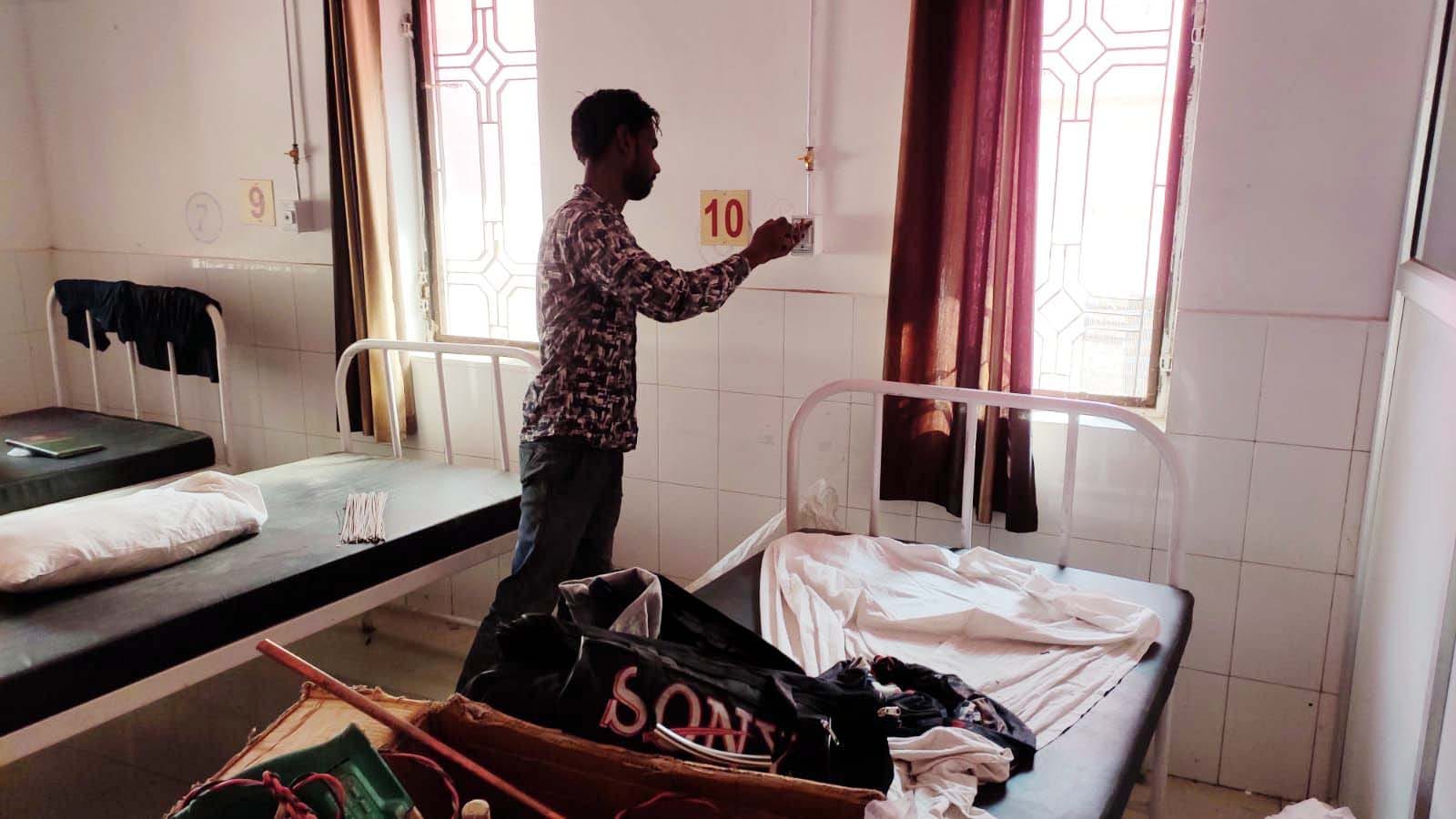 फोटो02एयूआरपी 20- अस्पताल के वार्ड में पाइप लाइन बिछाता इंजीनियर। संवाद
