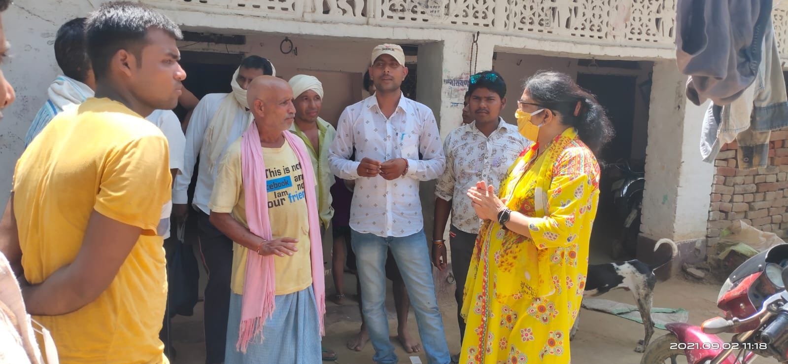 फोटो02एयूआरपी 23-ग्रामीणों से गांव में साफ-सफाई रखने की अपील करतीं सीएमओ