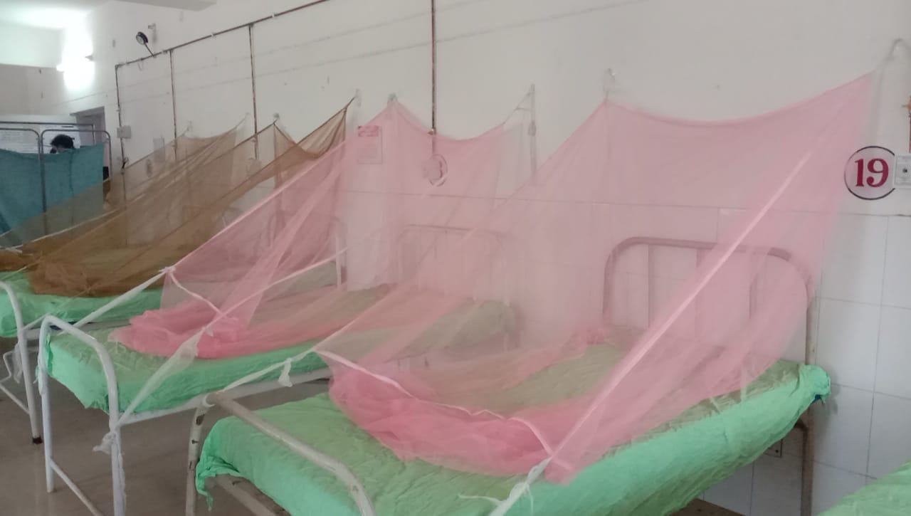 फोटो-02एयूआरपी-25- शहर के 50 शय्या अस्पताल में बना डेंगू वार्ड। संवाद