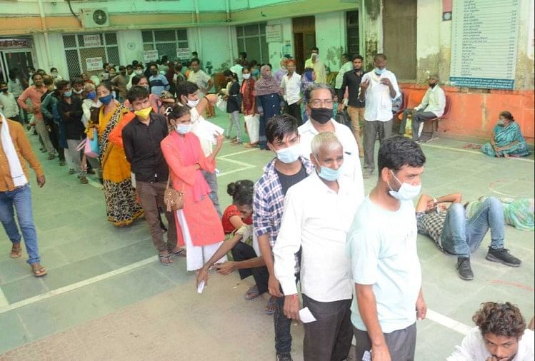 कानपुर हैलट में लगी मरीजों की भीड़