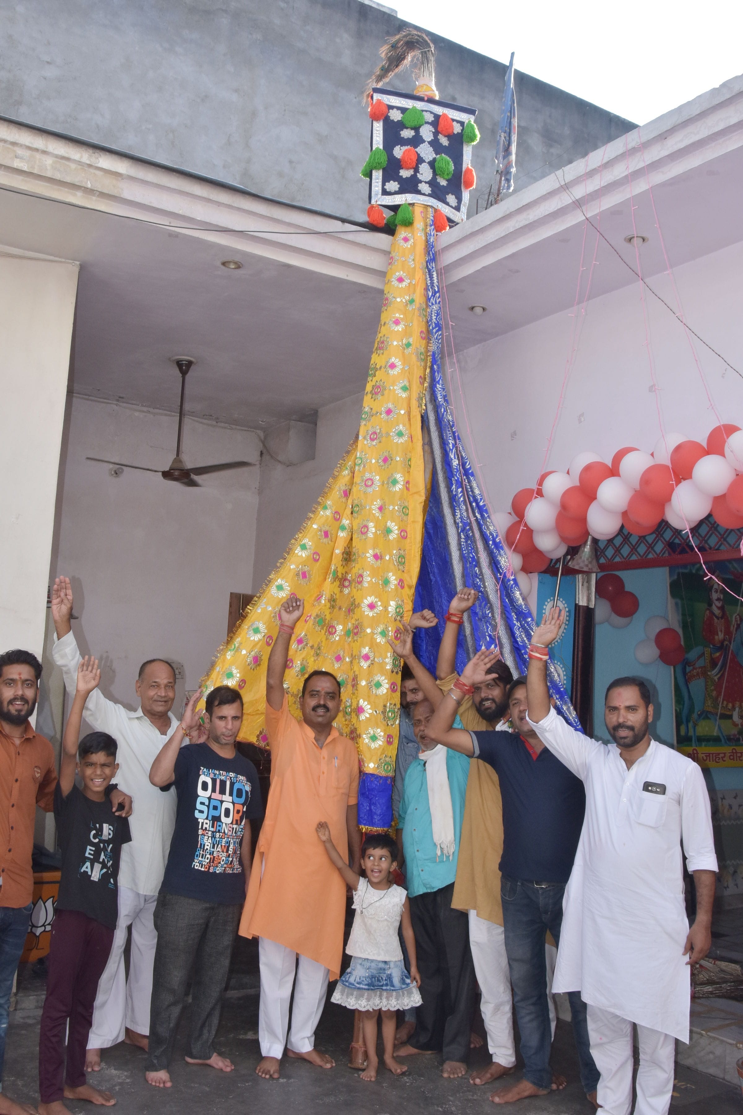पुरानी चुंगी पर छड़डी पूजन करते भक्त पुरानी चुंगी पर छड़डी पूजन करते भक्त