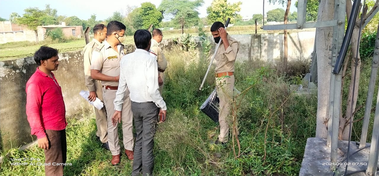 टॉवर के अंदर छानबीन करते थाना प्रभारी समेत पुलिस कर्मी टॉवर के अंदर छानबीन करते थाना प्रभारी समेत पुलिस कर्मी