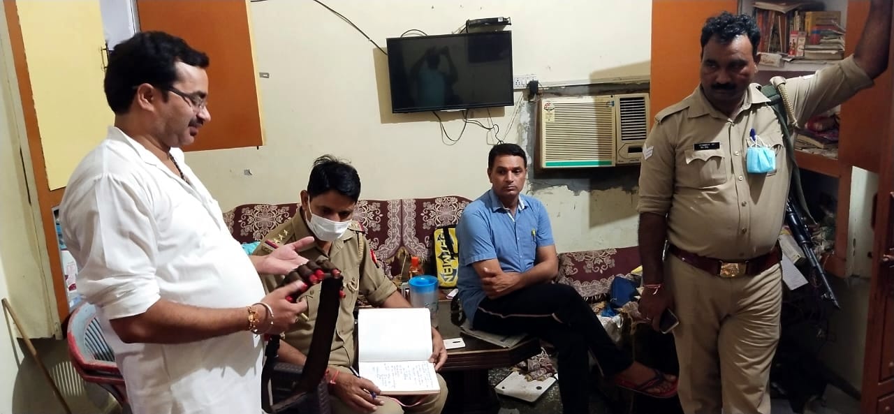 अमरोहा के मोहल्ला मंडी चौब में सेवानिवृत्त शिक्षक के घर चोरी के बाद जानकारी करते इंस्पेक्टर आरप? अमरोहा के मोहल्ला मंडी चौब में सेवानिवृत्त शिक्षक के घर चोरी के बाद जानकारी करते इंस्पेक्टर आरप?