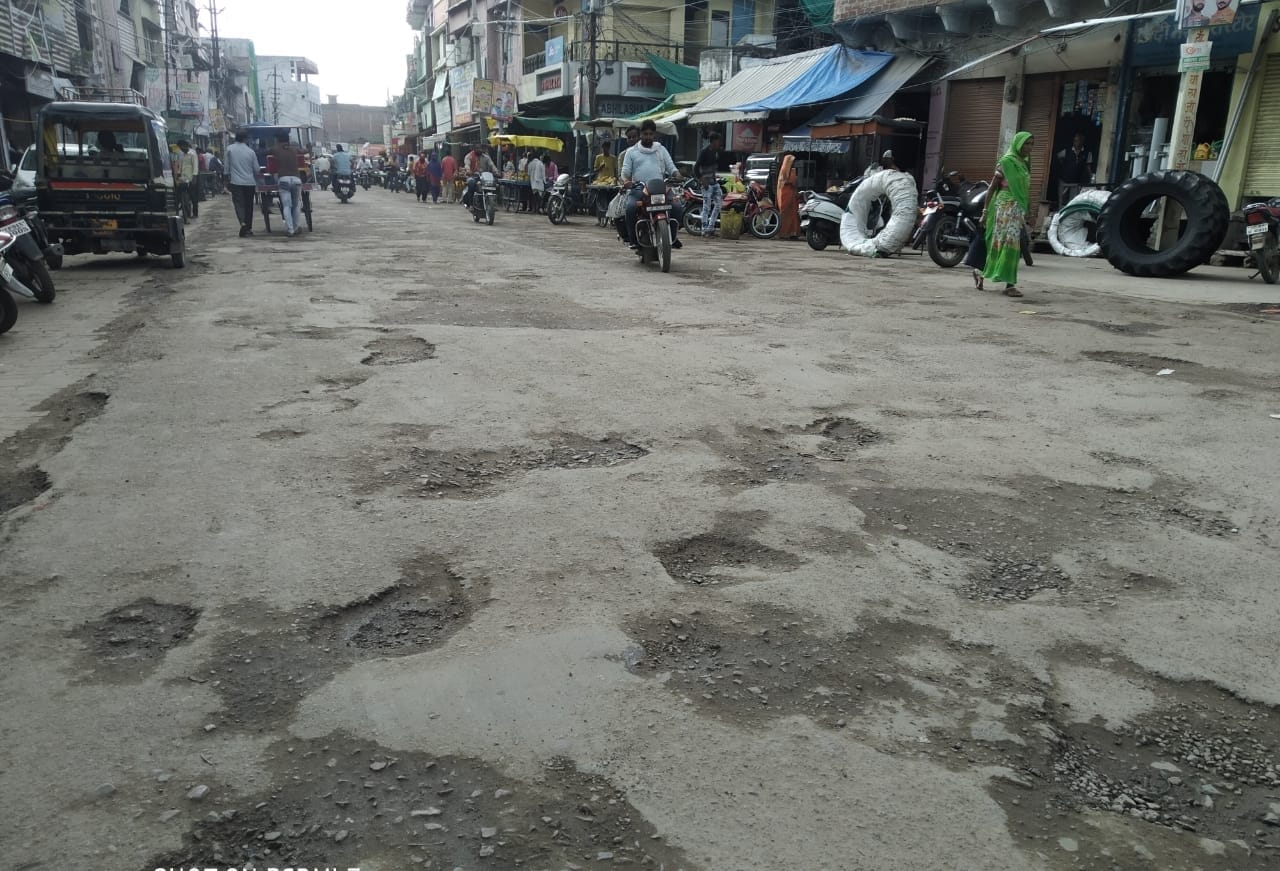 आजाद चौक मार्ग पर गड्ढे