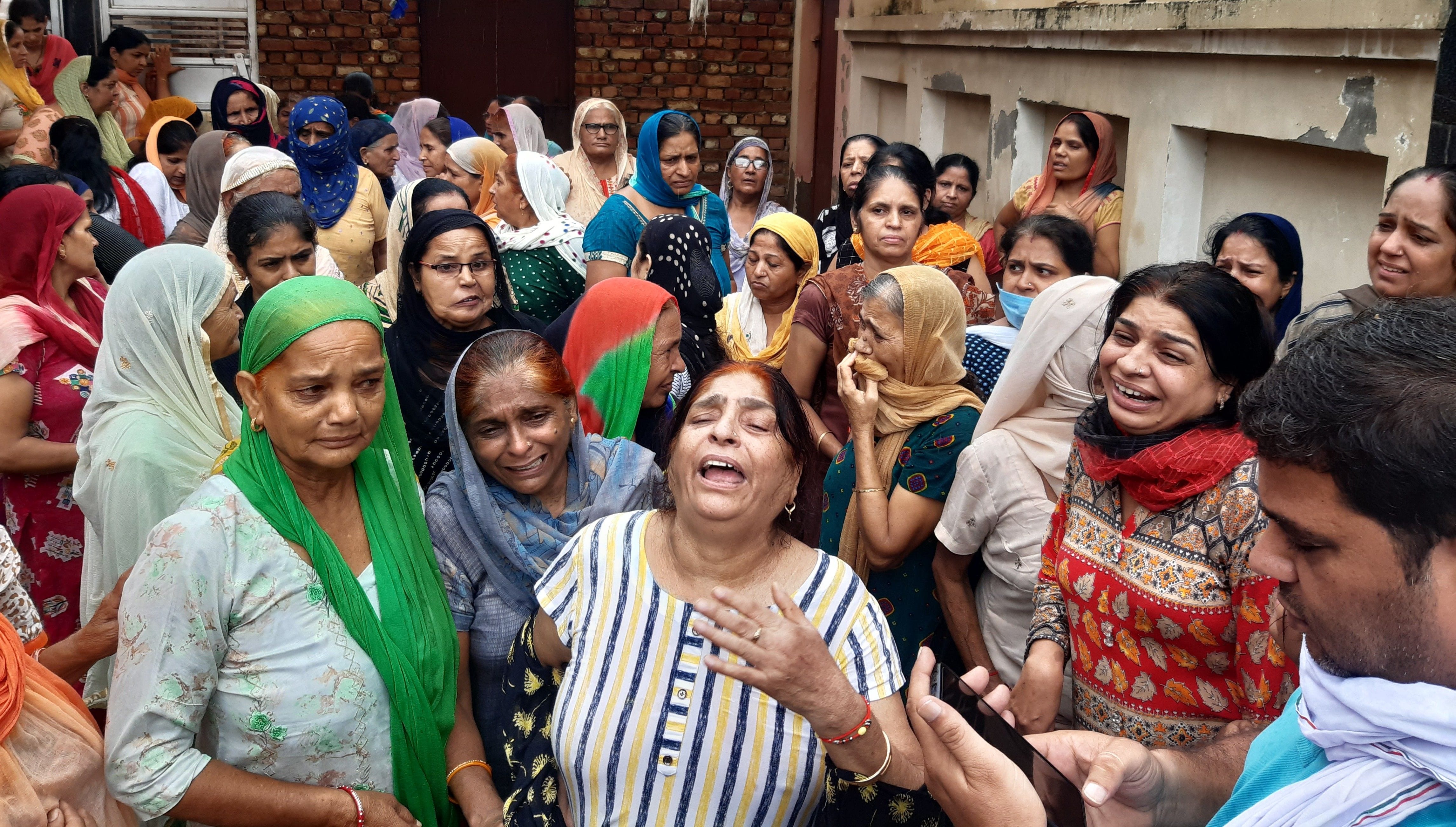 व्यापारी अनिल की मौत पर विलाप करते परिजन। संवाद व्यापारी अनिल की मौत पर विलाप करते परिजन। संवाद