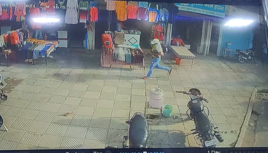 फतेहाबाद में लूट की घटना के बाद भागता हुआ बदमाश सीसीटीवी में कैद।