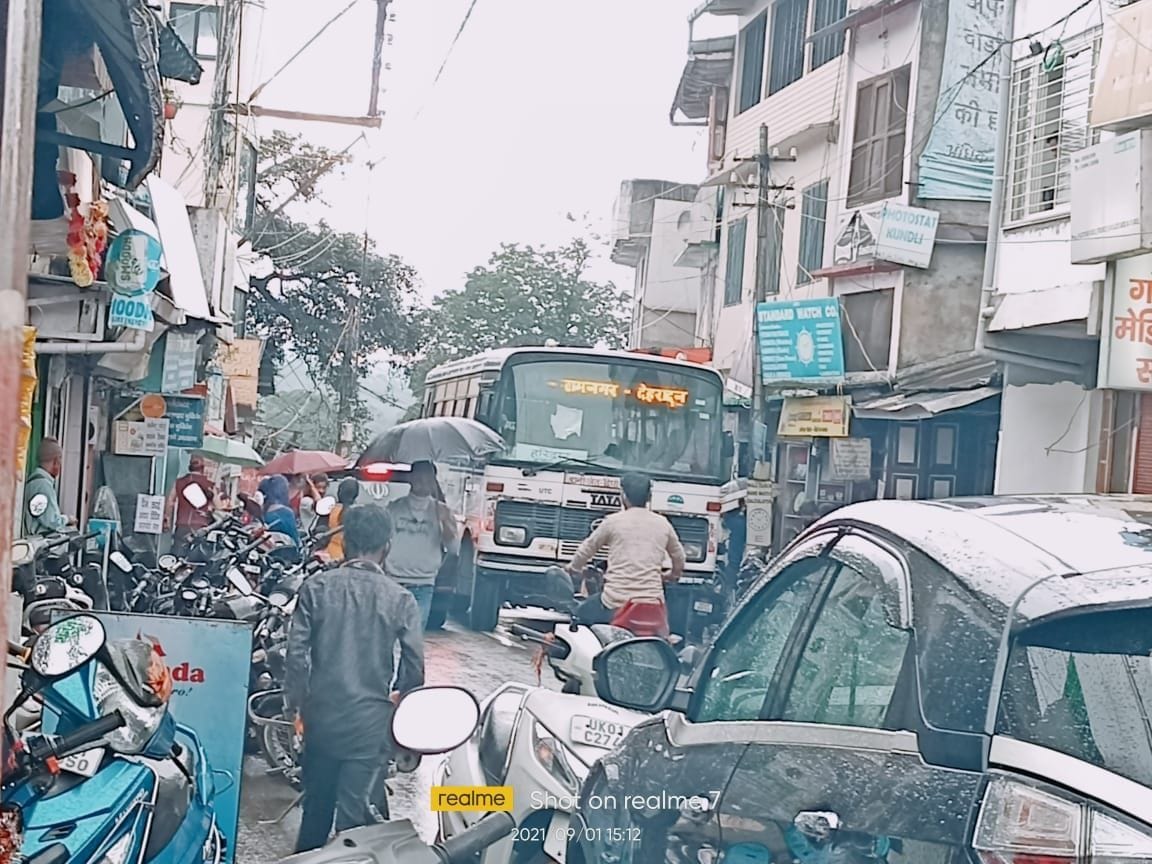 रानीखेत सदर बाजार में लगता जाम। संवाद न्यूज एजेंसी रानीखेत सदर बाजार में लगता जाम। संवाद न्यूज एजेंसी