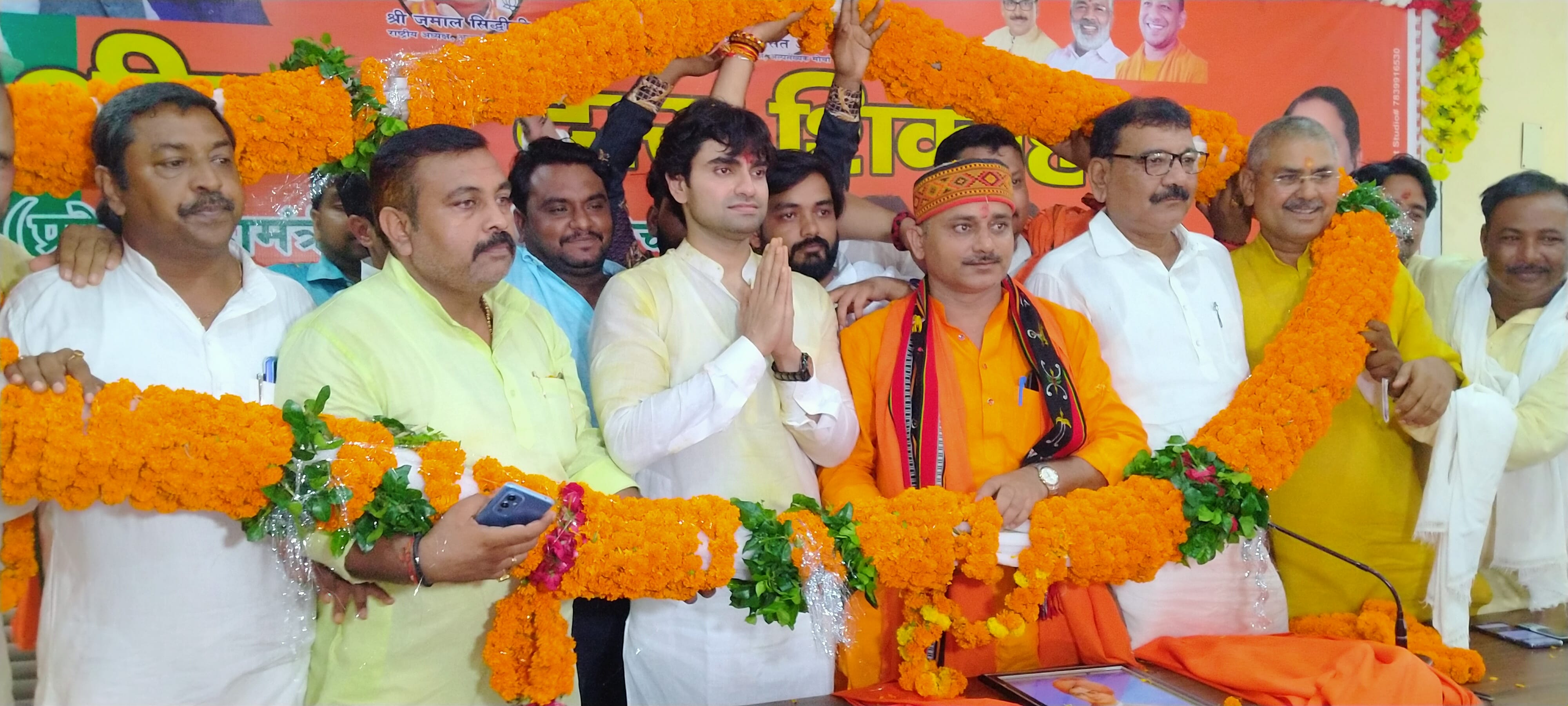 राबर्ट्सगंज पुसौली में भाजपा कार्यालय में अल्पसंख्यक प्रकोष्ठ के प्रदेश महामंत्री दारा शिकोह ? राबर्ट्सगंज पुसौली में भाजपा कार्यालय में अल्पसंख्यक प्रकोष्ठ के प्रदेश महामंत्री दारा शिकोह ?