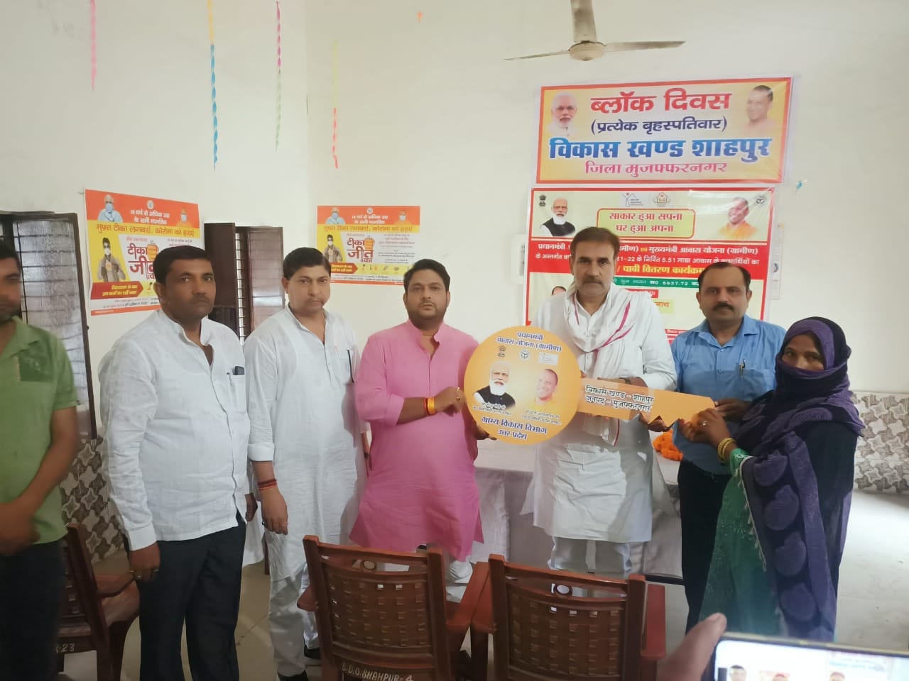 शाहपुर में ब्लाक कार्यालय में प्रधानमंत्री आवास योजना ग्रामीण के अंतर्गत बने आवासों की लाभार्थ? शाहपुर में ब्लाक कार्यालय में प्रधानमंत्री आवास योजना ग्रामीण के अंतर्गत बने आवासों की लाभार्थ?