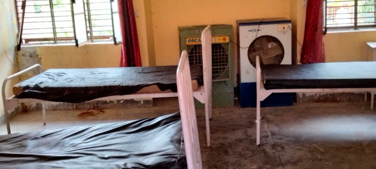 कोहडौर सीएचसी में बगैर चादर के पड़े बेड। संवाद