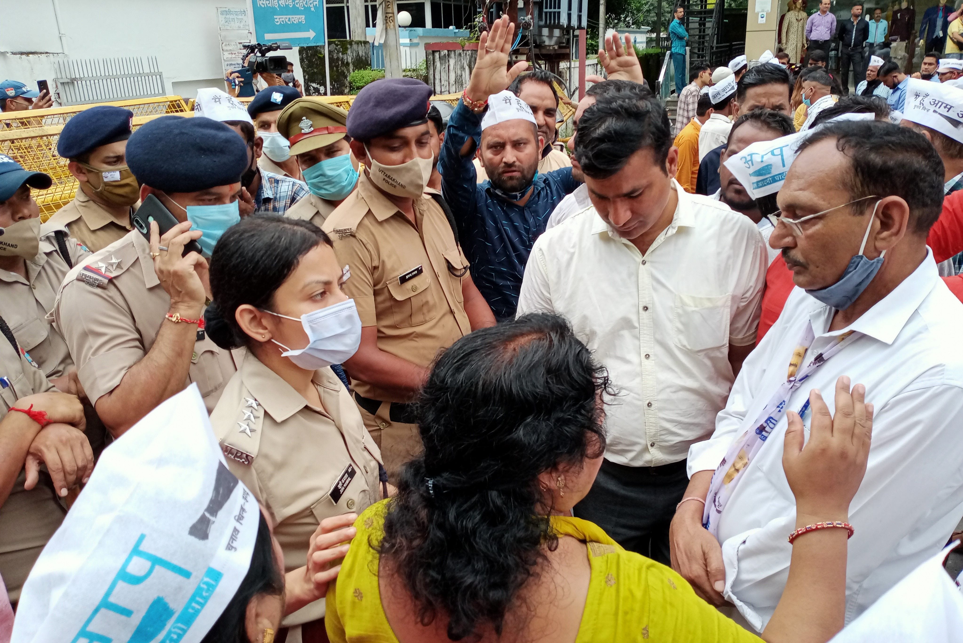 प्रदेश में जर्जर हुए पुलों की हालत के विरोध में कनक चौक स्थित कैबिनेट मंत्री सतपाल महाराज के आवास प्रदेश में जर्जर हुए पुलों की हालत के विरोध में कनक चौक स्थित कैबिनेट मंत्री सतपाल महाराज के आवास