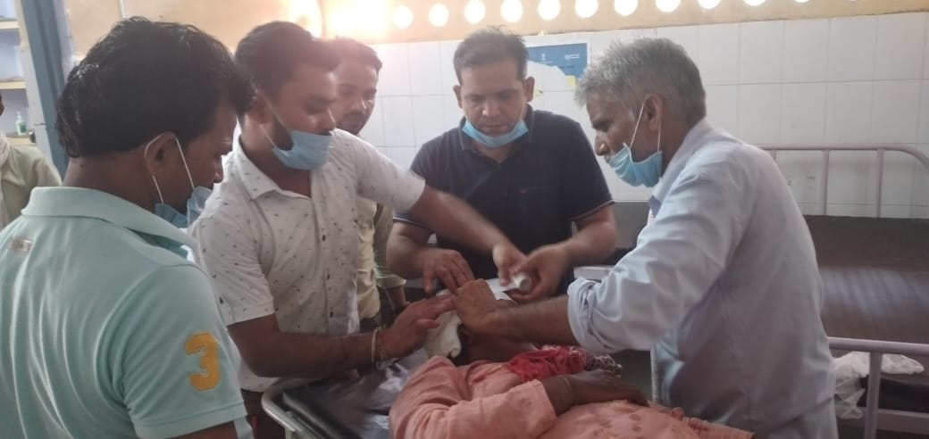 रामपुर मनिहारान सीएचसी पर घायल का उपचार करते चिकित्सक रामपुर मनिहारान सीएचसी पर घायल का उपचार करते चिकित्सक
