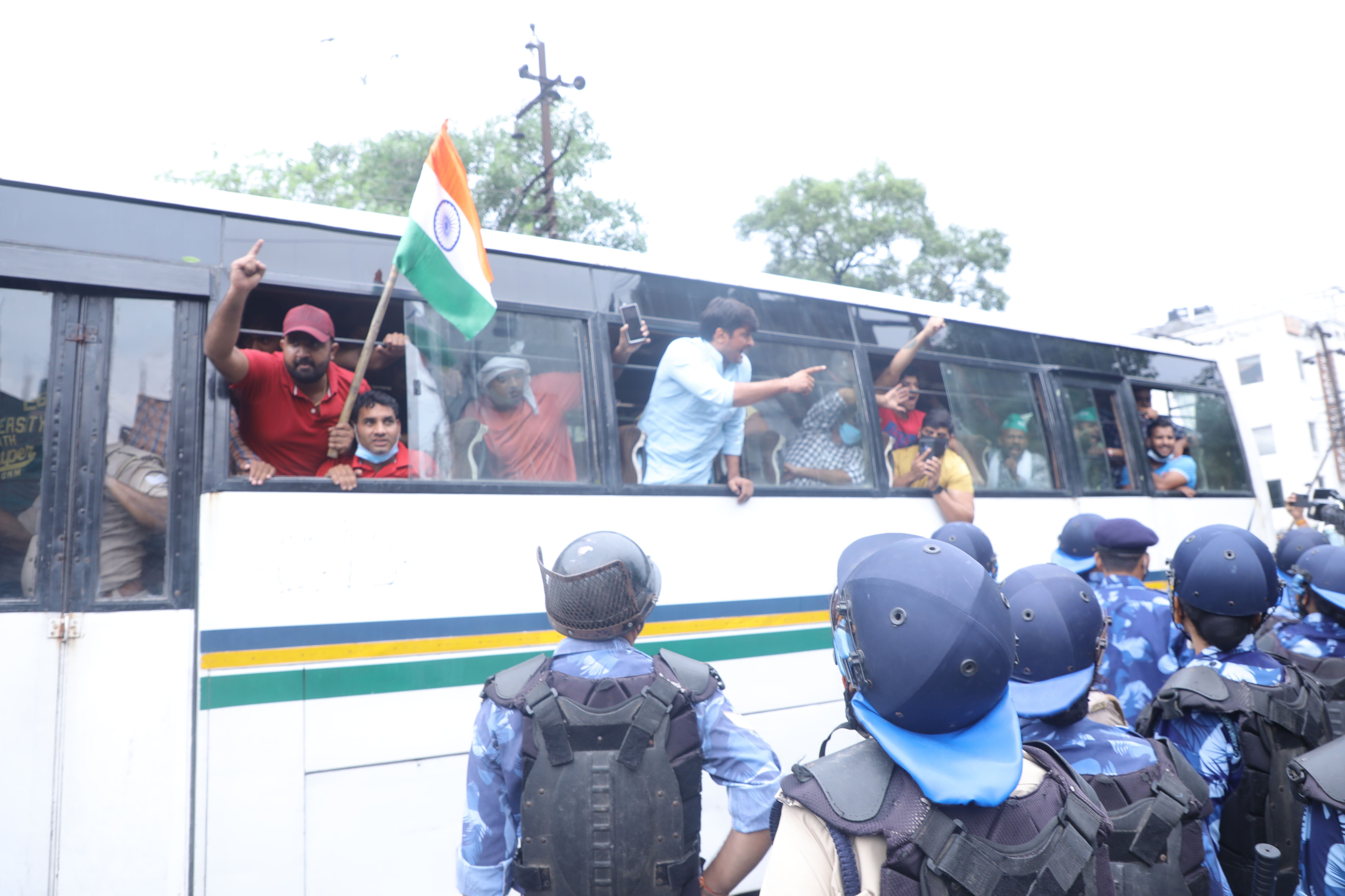  हरौला के पास प्रर्दशन कर रहे किसानों को बस में ले जाती पुलिस। 