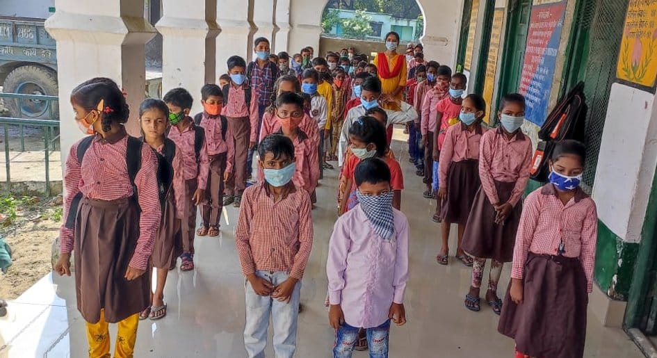 गणनापुर प्राथमिक विद्यालय में प्रार्थना सभा में मौजूद बच्चे। संवाद