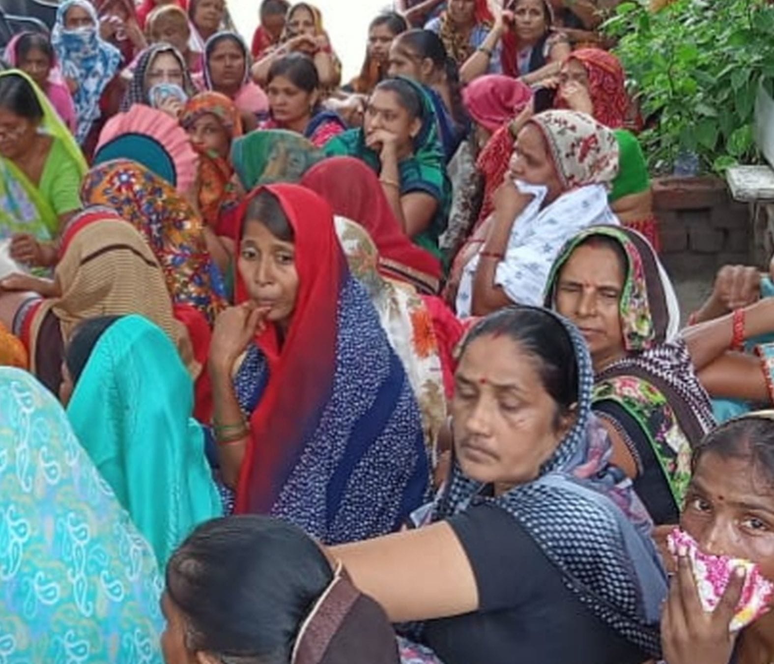शिल्पी गंगवार के गमगीन बैठे परिजन व रिश्तेदार। संवाद शिल्पी गंगवार के गमगीन बैठे परिजन व रिश्तेदार। संवाद