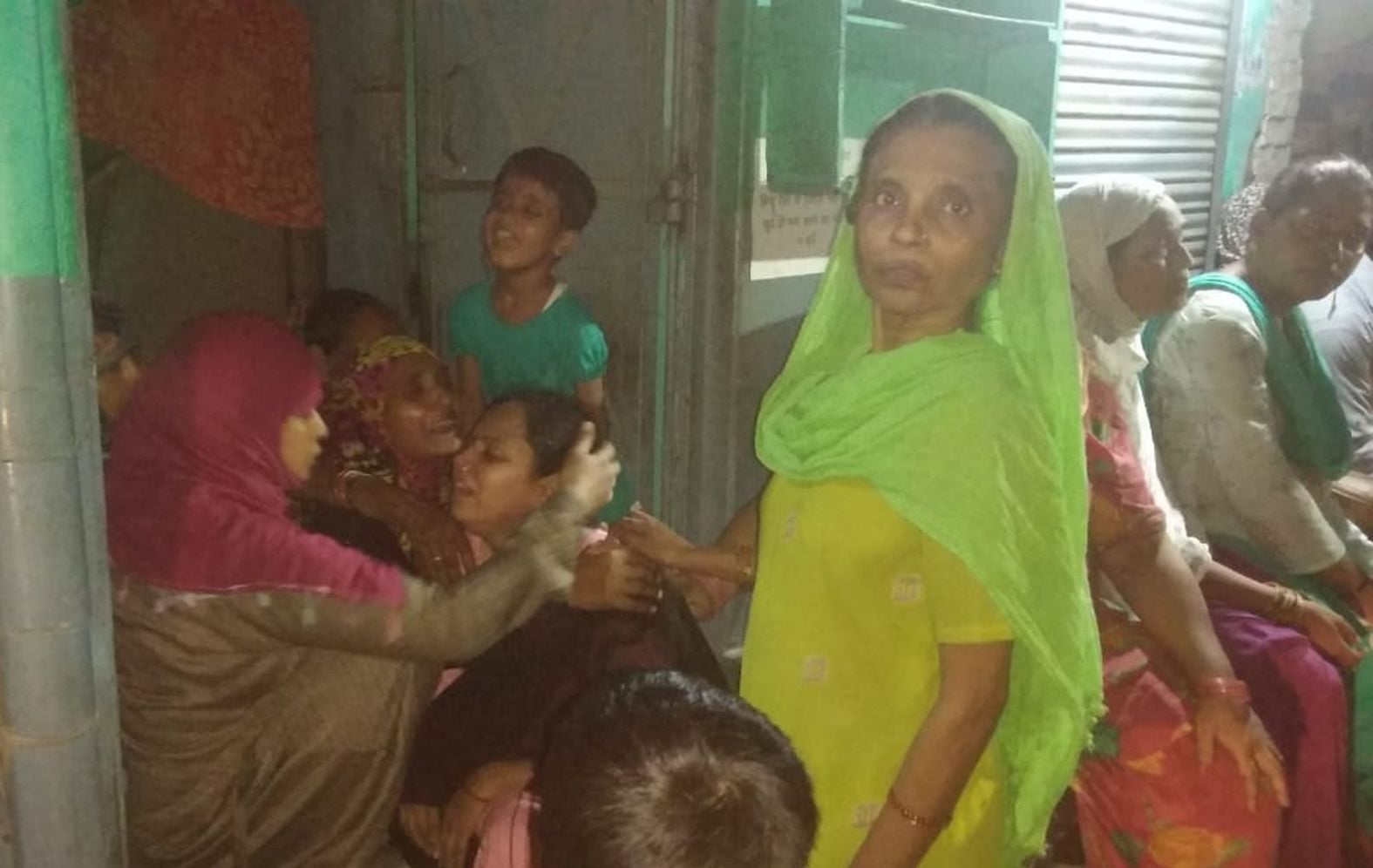 सलीम के रोते बिलखते परिजन। संवाद