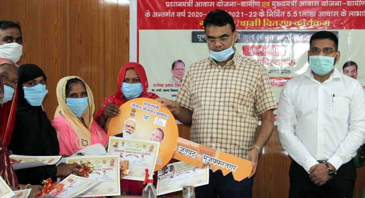 कलक्ट्रेट स्थित एनआईसी में प्रधानमंत्री आवास के पात्रों को चाबी सौपते डीएम। कलक्ट्रेट स्थित एनआईसी में प्रधानमंत्री आवास के पात्रों को चाबी सौपते डीएम।