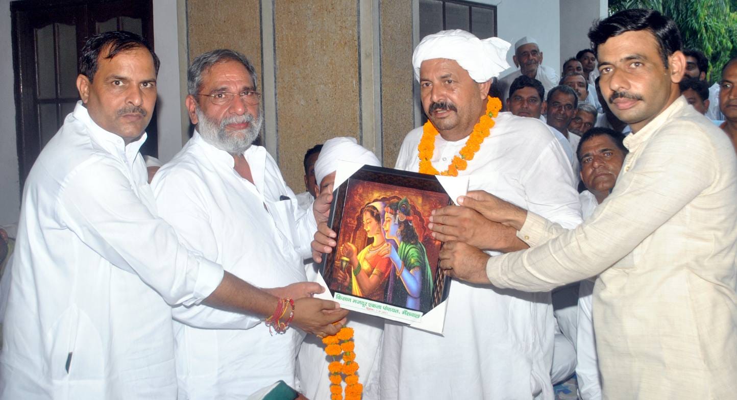 शामली क्षेत्र के गांव भैंसवाल में आयोजित पंचायत में भाकियू अध्यक्ष नरेश टिकैत का स्वागत करते सप? शामली क्षेत्र के गांव भैंसवाल में आयोजित पंचायत में भाकियू अध्यक्ष नरेश टिकैत का स्वागत करते सप?