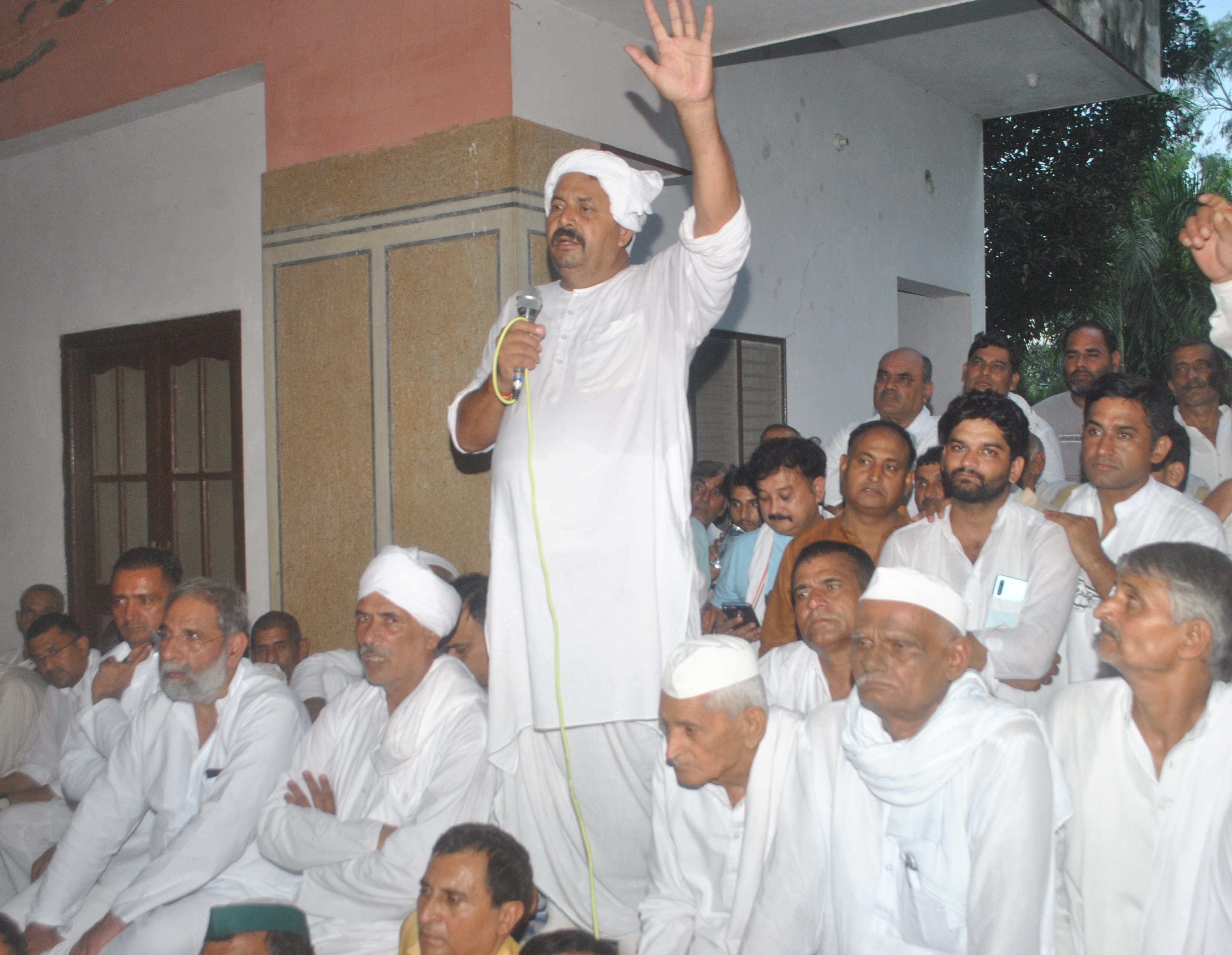 शामली क्षेत्र के गांव भैंसवाल में आयोजित पंचायत को संबोधित करते भाकियू अध्यक्ष नरेश टिकैत। शामली क्षेत्र के गांव भैंसवाल में आयोजित पंचायत को संबोधित करते भाकियू अध्यक्ष नरेश टिकैत।