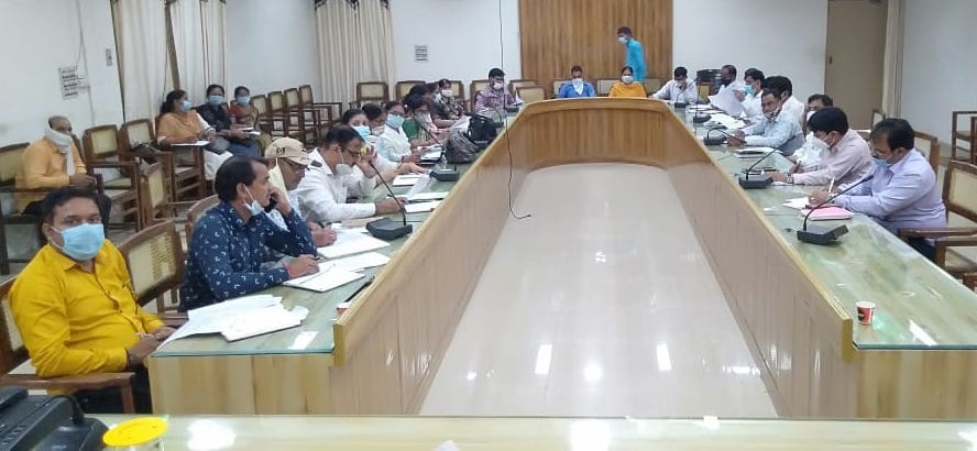 शामली कलेक्ट्रेट सभागार में आयोजित बैठक में भाग लेते अधिकारी